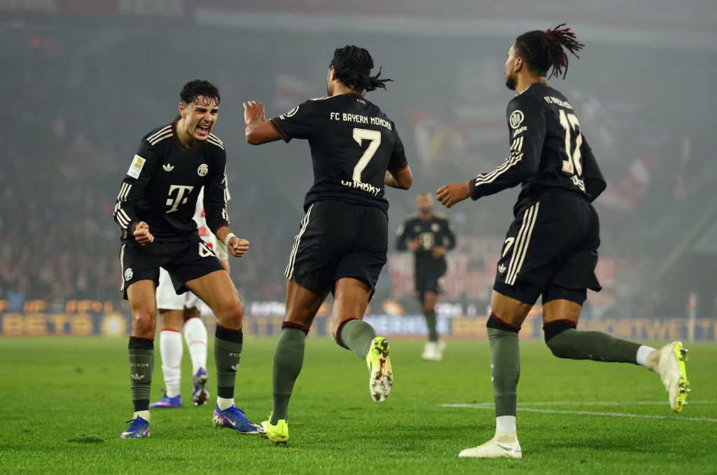 ባየርን የኮሎኝን ፈተና ሲያልፍ ጭስ፣ ትርምስ እና ክብረወሰኖች ታይተዋል ባየርን የኮሎኝን ፈተና ሲያልፍ ጭስ፣ ትርምስ እና ክብረወሰኖች ታይተዋል