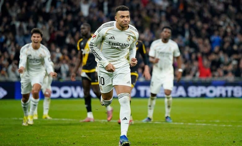 Soccer player in white jersey with number 10 on the field during a match at ZareSport.et.
